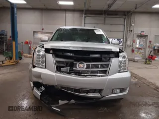2014 Cadillac Escalade Platinum z VIN 1GYS4DEF4ER220739, wystawiony jako IAAI lot #41887685 z przebiegiem 150 067 mil mil oraz . Historia ofert i sprzedaży dostępna na DreamBid. Obrazek 12.