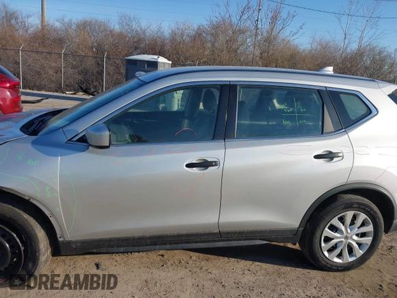 2017 Nissan Rogue S z VIN KNMAT2MV9HP563256, wystawiony jako IAAI lot #41732780 z przebiegiem 135 505 mil mil oraz . Historia ofert i sprzedaży dostępna na DreamBid. Obrazek 14.