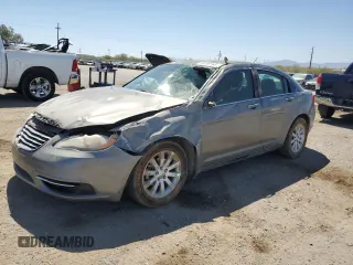 2012 Chrysler 200 Touring z VIN 1C3CCBBBXCN175804, wystawiony jako Copart lot #54790765 z przebiegiem 116 322 mil mil oraz Szkody całkowita. Historia ofert i sprzedaży dostępna na DreamBid. Obrazek 1.
