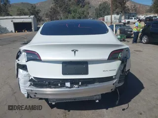 2022 Tesla Model 3 Long Range z VIN 5YJ3E1EB8NF212930, wystawiony jako IAAI lot #41658127 z przebiegiem 43 773 mil mil oraz . Historia ofert i sprzedaży dostępna na DreamBid. Obrazek 17.