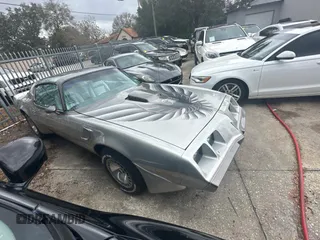 1979 Pontiac Firebird z VIN 2X87K9N151903, wystawiony jako Copart lot #46483805 z przebiegiem 9491 mil mil oraz Tytuł czysty. Historia ofert i sprzedaży dostępna na DreamBid. Obrazek 1.