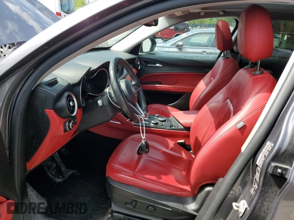 2018 Alfa Romeo Stelvio z VIN ZASFAKANXJ7B81315, wystawiony jako Copart lot #55528675 z przebiegiem 163 957 mil mil oraz Czysty tytuł • Clean title. Historia ofert i sprzedaży dostępna na DreamBid. Obrazek 7.