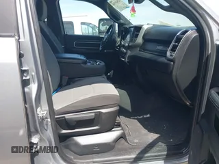 2024 Ram 2500 Big Horn z VIN 3C6UR5DL9RG246005, wystawiony jako IAAI lot #42849768 z przebiegiem 48 843 mil mil oraz . Historia ofert i sprzedaży dostępna na DreamBid. Obrazek 5.