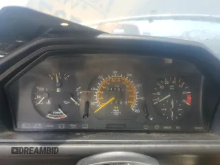 1986 Mercedes-Benz 300 E z VIN WDBEA30D8GA318345, wystawiony jako Copart lot #59481785 z przebiegiem 47 646 mil mil oraz Czysty tytuł • Clean title. Historia ofert i sprzedaży dostępna na DreamBid. Obrazek 9.