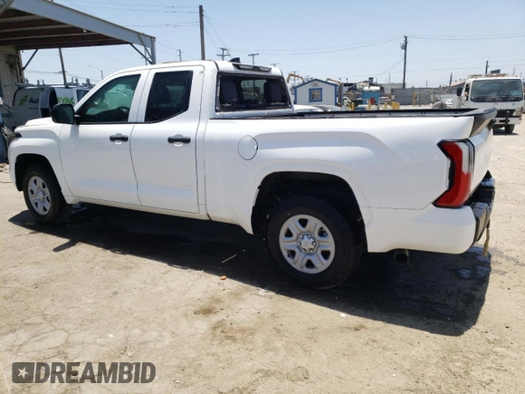 2022 Toyota Tundra SR z VIN 5TFKB5AA3NX013623, wystawiony jako Copart lot #56168634 z przebiegiem 3 038 mil mil oraz Szkoda całkowita • Salvage title. Historia ofert i sprzedaży dostępna na DreamBid. Obrazek 2.