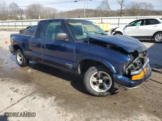 2001 Chevrolet S-10 LS with VIN 1GCCS19W618164778, listed as a Copart auction lot 47121435 with 309,850 mi miles and Salvage Title. Bid and sale history available at carsss.com. Image 4.