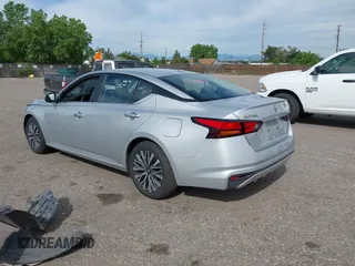 2023 Nissan Altima SV z VIN 1N4BL4DV4PN332376, wystawiony jako IAAI lot #42402867 z przebiegiem 51 763 mil mil oraz . Historia ofert i sprzedaży dostępna na DreamBid. Obrazek 3.