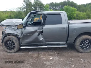 2012 Ram 1500 Sport z VIN 1C6RD7MT2CS108015, wystawiony jako IAAI lot #42093708 z przebiegiem Nie podano mil oraz . Historia ofert i sprzedaży dostępna na DreamBid. Obrazek 11.