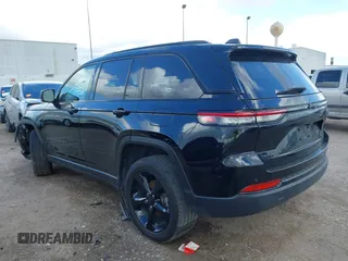 2023 Jeep Grand Cherokee Laredo z VIN 1C4RJHAG7PC661998, wystawiony jako IAAI lot #41104990 z przebiegiem 43 718 mil mil oraz . Historia ofert i sprzedaży dostępna na DreamBid. Obrazek 3.