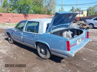 1988 Cadillac Fleetwood z VIN 1G6CB5152J4228237, wystawiony jako IAAI lot #42232983 z przebiegiem Nie podano mil oraz . Historia ofert i sprzedaży dostępna na DreamBid. Obrazek 3.