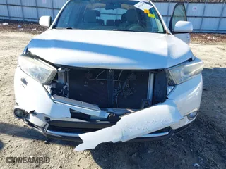 2013 Toyota Highlander with VIN 5TDZK3EH6DS101676, listed as a IAAI auction lot 41212515 with 139,755 mi miles. Bid and sale history available at carsss.com. Image 6.