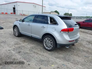 2011 Lincoln MKX z VIN 2LMDJ8JK2BBJ26455, wystawiony jako IAAI lot #42483429 z przebiegiem 196 075 mil mil oraz . Historia ofert i sprzedaży dostępna na DreamBid. Obrazek 3.