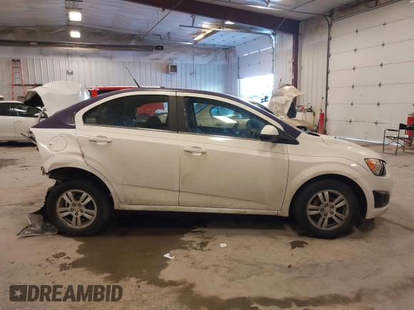 2012 Chevrolet Sonic LT z VIN 1G1JC5SH3C4105827, wystawiony jako IAAI lot #41580695 z przebiegiem 193 398 mil mil oraz . Historia ofert i sprzedaży dostępna na DreamBid. Obrazek 13.