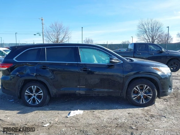 2018 Toyota Highlander LE with VIN 5TDBZRFHXJS825574, listed as a IAAI auction lot 41602075 with 87,954 mi miles. Bid and sale history available at carsss.com. Image 12.
