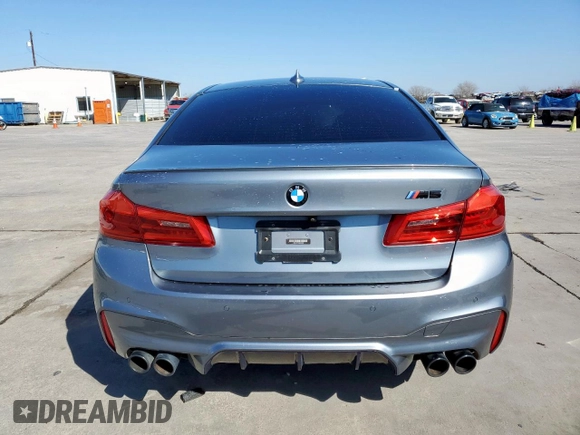 2018 BMW M5 z VIN WBSJF0C50JB282469, wystawiony jako Copart lot #46794335 z przebiegiem Nie podano mil oraz Szkody całkowita. Historia ofert i sprzedaży dostępna na DreamBid. Obrazek 6.