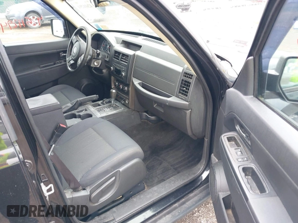 2012 Jeep Liberty Arctic z VIN 1C4PJMAK5CW111521, wystawiony jako IAAI lot #42611294 z przebiegiem 104 644 mil mil oraz . Historia ofert i sprzedaży dostępna na DreamBid. Obrazek 5.