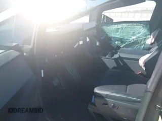 2024 Tesla Cybertruck с VIN 7G2CEHED8RA029960, выставлен на аукционе IAAI как лот 41829549 с пробегом 5 161 миль миль и . История ставок и продаж доступна на DreamBid. Изображение 5.