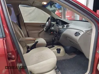 2003 Ford Focus SE z VIN 1FAFP34Z83W231672, wystawiony jako IAAI lot #42322702 z przebiegiem 173 625 mil mil oraz . Historia ofert i sprzedaży dostępna na DreamBid. Obrazek 5.