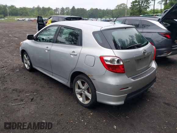2009 Toyota Matrix S z VIN 2T1KE40E99C024930, wystawiony jako IAAI lot #42471952 z przebiegiem 147 941 mil mil oraz . Historia ofert i sprzedaży dostępna na DreamBid. Obrazek 3.