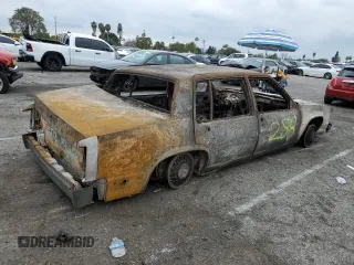 1988 Cadillac DeVille z VIN 1G6CD5155J4224547, wystawiony jako Copart lot #42850345 z przebiegiem Nie podano mil oraz Nie do naprawy • Non repairable. Historia ofert i sprzedaży dostępna na DreamBid. Obrazek 3.