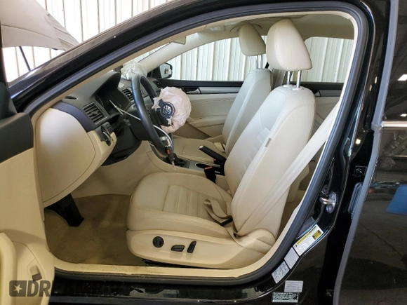 2015 Volkswagen Passat Sport z VIN 1VWBT7A32FC120193, wystawiony jako Copart lot #53448315 z przebiegiem 27 996 mil mil oraz Szkoda całkowita • Salvage title. Historia ofert i sprzedaży dostępna na DreamBid. Obrazek 7.
