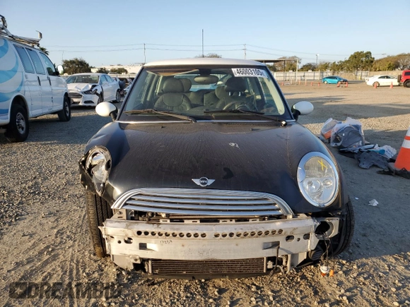 2004 MINI Hardtop with VIN WMWRC33484TJ59008, listed as a Copart auction lot 46003105 with 83,303 mi miles and Salvage Title. Bid and sale history available at DreamBid. Image 5.