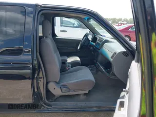 2000 Nissan Frontier XE z VIN 1N6DD26S7YC359637, wystawiony jako IAAI lot #42752725 z przebiegiem 340 199 mil mil oraz . Historia ofert i sprzedaży dostępna na DreamBid. Obrazek 5.