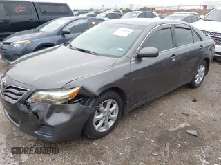 2011 Toyota Camry LE z VIN 4T4BF3EK1BR216262, wystawiony jako IAAI lot #42206210 z przebiegiem 79 660 mil mil oraz . Historia ofert i sprzedaży dostępna na DreamBid. Obrazek 2.