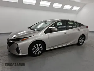 2021 Toyota Prius LE z VIN JTDKAMFP4M3165197, wystawiony jako Copart lot #58925535 z przebiegiem 114 766 mil mil oraz Czysty tytuł • Clean title. Historia ofert i sprzedaży dostępna na DreamBid. Obrazek 1.