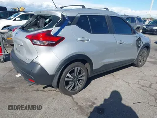 2020 Nissan Kicks SV z VIN 3N1CP5CV6LL573962, wystawiony jako IAAI lot #41783534 z przebiegiem 32 247 mil mil oraz . Historia ofert i sprzedaży dostępna na DreamBid. Obrazek 4.