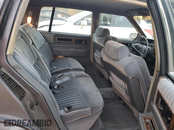 1985 Cadillac Fleetwood z VIN 1G6CB6984F4325337, wystawiony jako Copart lot #82255894 z przebiegiem 46 192 mil mil oraz Czysty tytuł • Clean title. Historia ofert i sprzedaży dostępna na DreamBid. Obrazek 10.