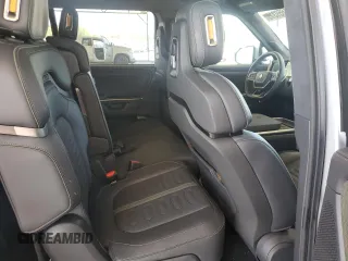 2025 Rivian R1S Adventure z VIN 7PDSGBBA9SN052652, wystawiony jako Copart lot #51659315 z przebiegiem 4012 mil mil oraz Szkody całkowita. Historia ofert i sprzedaży dostępna na DreamBid. Obrazek 12.