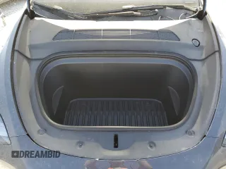2025 Tesla Model Y Long Range z VIN 7SAYGDEE8SA338745, wystawiony jako Copart lot #50034495 z przebiegiem 4 829 mil mil oraz Szkoda całkowita • Salvage title. Historia ofert i sprzedaży dostępna na DreamBid. Obrazek 12.