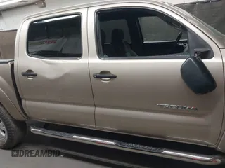 2005 Toyota Tacoma PreRunner z VIN 5TEJU62N65Z094557, wystawiony jako IAAI lot #41990607 z przebiegiem 109 219 mil mil oraz . Historia ofert i sprzedaży dostępna na DreamBid. Obrazek 13.