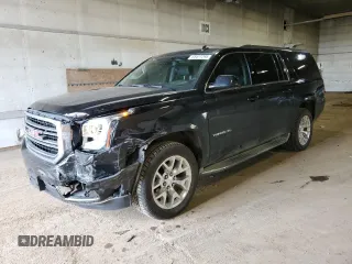 2015 GMC Yukon XL SLT z VIN 1GKS2HKC2FR135014, wystawiony jako Copart lot #55477295 z przebiegiem 144 101 mil mil oraz Czysty tytuł • Clean title. Historia ofert i sprzedaży dostępna na DreamBid. Obrazek 1.