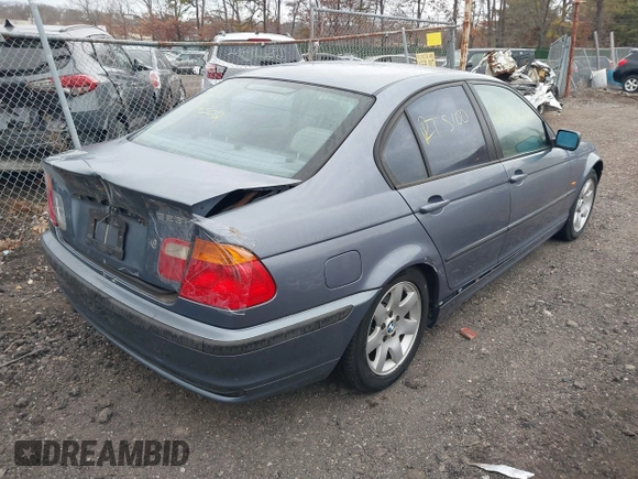2000 BMW 3 Series 323i with VIN WBAAM3349YFP82121, listed as a IAAI auction lot 41732461 with 999,999 mi miles. Bid and sale history available at carsss.com. Image 4.
