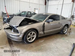 2005 Ford Mustang GT Deluxe z VIN 1ZVHT82H555100792, wystawiony jako Copart lot #57918045 z przebiegiem 130 677 mil mil oraz Czysty tytuł • Clean title. Historia ofert i sprzedaży dostępna na DreamBid. Obrazek 1.