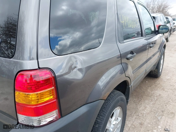 2003 Ford Escape XLT Popular 2 with VIN 1FMYU93103KA39840, listed as a IAAI auction lot 41966605 with 141,321 mi miles. Bid and sale history available at carsss.com. Image 6.