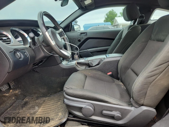 2013 Ford Mustang V6 с VIN 1ZVBP8AM2D5267439, выставлен на аукционе Copart как лот 61307575 с пробегом 109 401 миль миль и Списание • Salvage title. История ставок и продаж доступна на DreamBid. Изображение 7.