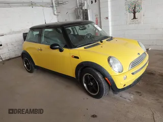 2003 MINI Hardtop z VIN WMWRC33443TJ51146, wystawiony jako IAAI lot #42561564 z przebiegiem 102 784 mil mil oraz . Historia ofert i sprzedaży dostępna na DreamBid. Obrazek 1.