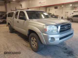 2005 Toyota Tacoma z VIN 5TEUU42N05Z112665, wystawiony jako IAAI lot #41408218 z przebiegiem 207 982 mil mil oraz . Historia ofert i sprzedaży dostępna na DreamBid. Obrazek 1.