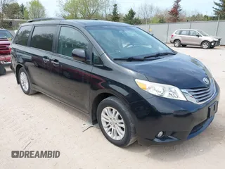 2016 Toyota Sienna XLE z VIN 5TDYK3DC4GS760006, wystawiony jako IAAI lot #42211506 z przebiegiem 122 426 mil mil oraz . Historia ofert i sprzedaży dostępna na DreamBid. Obrazek 1.