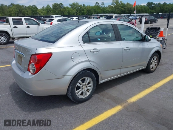 2012 Chevrolet Sonic LT z VIN 1G1JC5SH4C4107831, wystawiony jako IAAI lot #42344605 z przebiegiem 110 790 mil mil oraz . Historia ofert i sprzedaży dostępna na DreamBid. Obrazek 4.