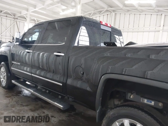 2016 GMC Sierra 2500HD Denali z VIN 1GT12UE82GF207890, wystawiony jako IAAI lot #41994971 z przebiegiem 101 221 mil mil oraz . Historia ofert i sprzedaży dostępna na DreamBid. Obrazek 14.