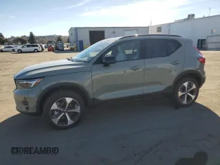 2024 Volvo XC40 Plus Dark Theme с VIN YV4L12UL7R2372833, выставлен на аукционе Copart как лот 87635545 с пробегом 2 638 миль миль и Списание • Salvage title. История ставок и продаж доступна на DreamBid. Изображение 1.
