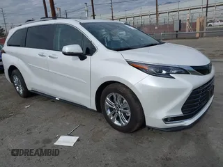 2024 Toyota Sienna Platinum z VIN 5TDESKFC4RS119032, wystawiony jako IAAI lot #41068384 z przebiegiem 10 497 mil mil oraz . Historia ofert i sprzedaży dostępna na DreamBid. Obrazek 1.