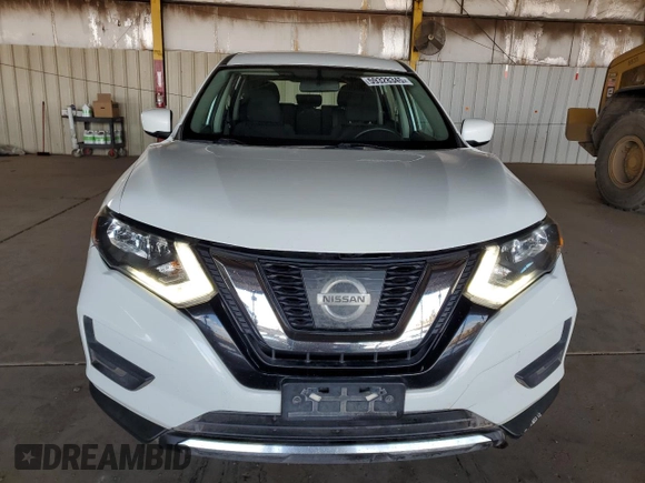 2017 Nissan Rogue S z VIN KNMAT2MT5HP577279, wystawiony jako Copart lot #59328345 z przebiegiem 168 005 mil mil oraz Czysty tytuł • Clean title. Historia ofert i sprzedaży dostępna na DreamBid. Obrazek 5.