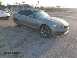 2018 BMW 3 Series 330i xDrive z VIN WBA8D9G53JNU67962, wystawiony jako IAAI lot #41932352 z przebiegiem 76 640 mil mil oraz . Historia ofert i sprzedaży dostępna na DreamBid. Obrazek 1.