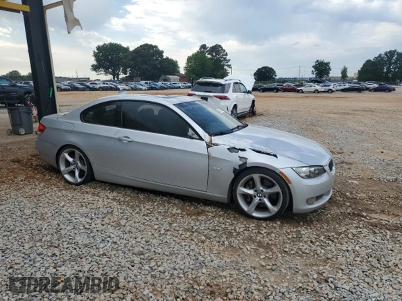 2009 BMW 3 Series 335i z VIN WBAWB73519P044563, wystawiony jako Copart lot #56112405 z przebiegiem 114 219 mil mil oraz Szkoda całkowita • Salvage title. Historia ofert i sprzedaży dostępna na DreamBid. Obrazek 4.