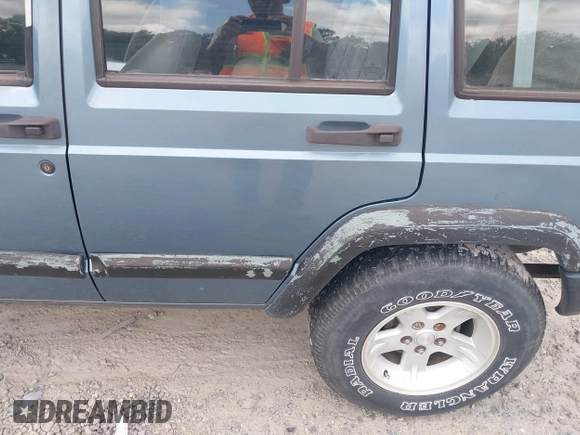 1998 Jeep Cherokee Sport with VIN 1J4FT68S6WL272337, listed as a IAAI auction lot 42147195 with 302,764 mi miles. Bid and sale history available at carsss.com. Image 6.